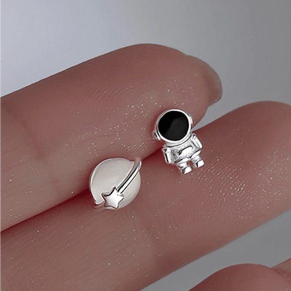 Dainty Unisex Astronaut & Planet Stud Earrings Best Friend Gift 🪐 - Picture 9 of 10